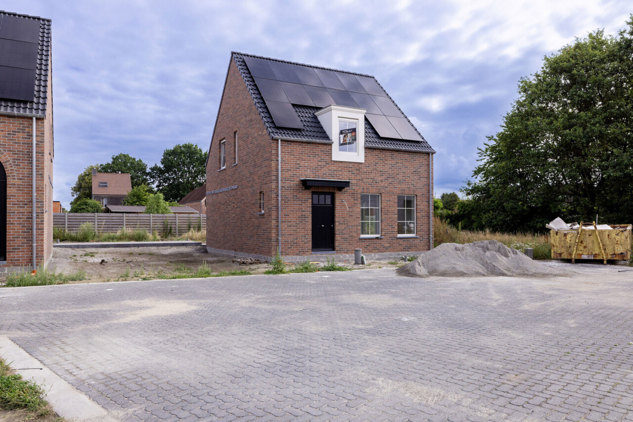 Werffoto van de bijna afgewerkte woning
